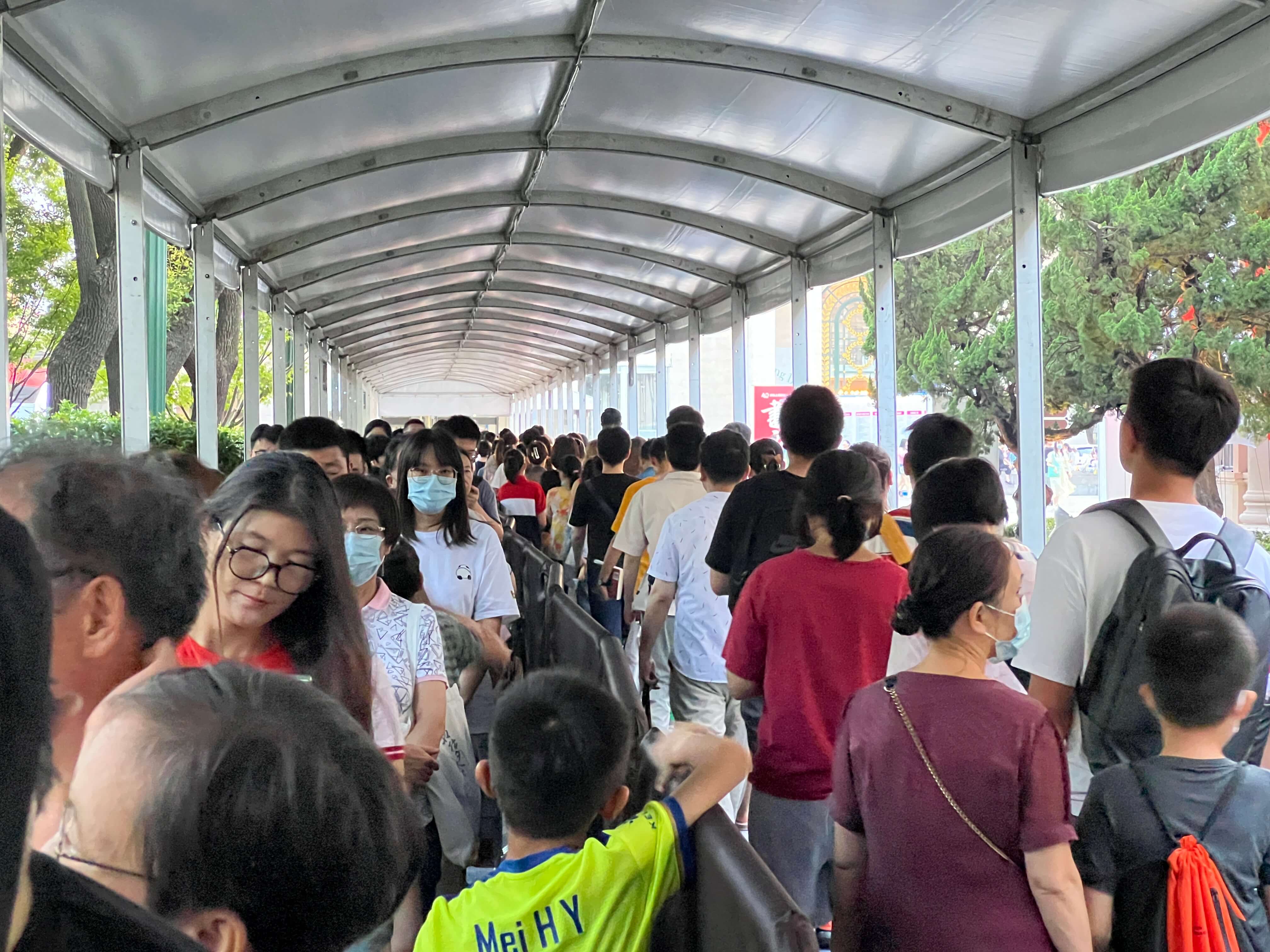 06周六排队.JPG