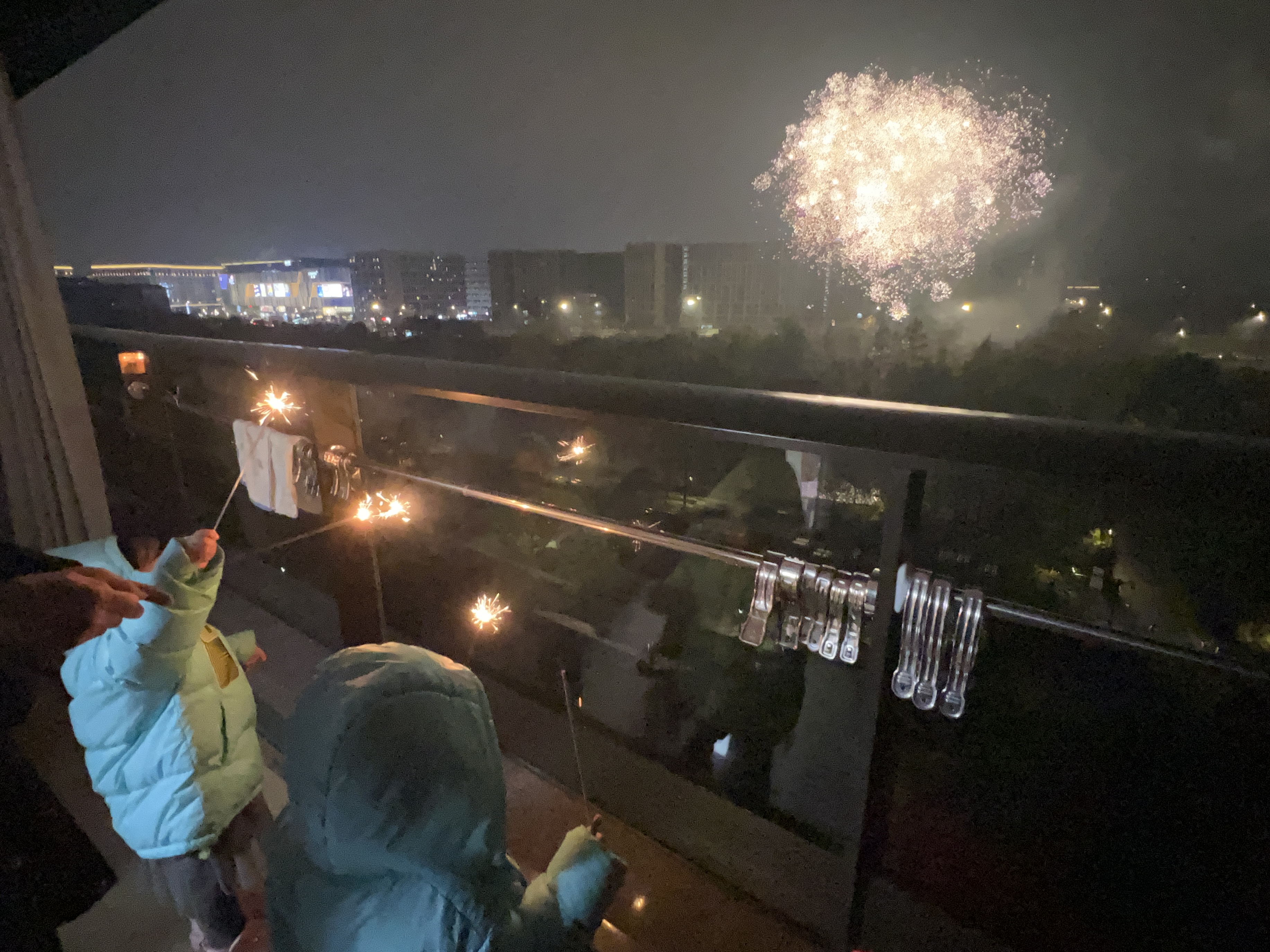 宝宝们在阳台上欣赏烟花的快乐画面📷